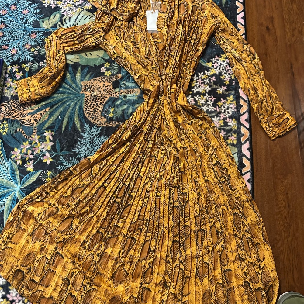 Elegant Snake Print Maxi Dress pleated Endless Rose. Large